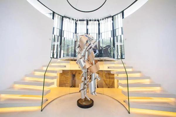 Maison d’architecte de 425 m² avec jardin paysagé et piscine