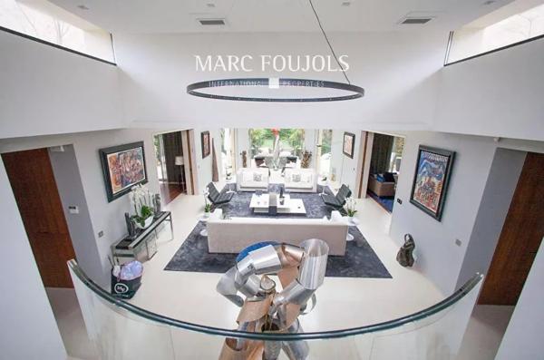 Maison d’architecte de 425 m² avec jardin paysagé et piscine