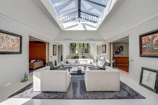 Maison d’architecte de 425 m² avec jardin paysagé et piscine