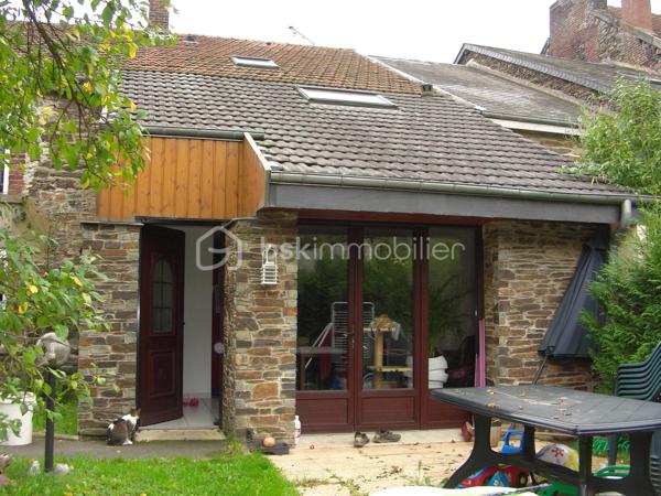 🏡

Lot de 2 maisons – Fort potentiel locatif – Tournavaux (Ardennes)

Situé à Tournavaux (08800), charmant village très recherché des Ardennes, ce bien rare à la vente offre un cadre de vie exceptionnel au cœur de la vallée de la Semoy, dans un environnement calme et verdoyant.  
✨

Le bien

Ensemble immobilier composé de 2 maisons :

Maison principale
✔ Aucun travaux à prévoir
✔ Chauffage au gaz
✔ Bon état général
Seconde maison
✔ Travaux de rafraîchissement à prévoir
✔ Idéale pour projet locatif ou maison d’amis
📊

Caractéristiques générales

Ensemble idéal pour investissement locatif
Possibilité de double habitation (résidence + location)
Secteur très prisé et confidentiel (marché local actif, ventes souvent en off-market)
Faibles charges
Bon classement énergétique (D / C)


💡

Les + du bien

✔ Village très recherché où les biens sont rares
✔ Environnement nature, calme et touristique
✔ Fort potentiel de rentabilité (location longue durée ou saisonnière)
✔ Bien atypique avec double opportunité (habitation + revenus)

👉 À noter : dans ce secteur, la majorité des logements sont des maisons et le marché reste limité, ce qui renforce l’attractivité du bien.  



📍

Localisation

Tournavaux est un petit village des Ardennes, apprécié pour son cadre naturel, sa tranquillité et sa proximité avec Charleville-Mézières (~12 km).  

💬

Conclusion

Un bien rare sur le secteur, idéal pour :

Investisseur
Résidence principale avec revenu complémentaire
Projet familial