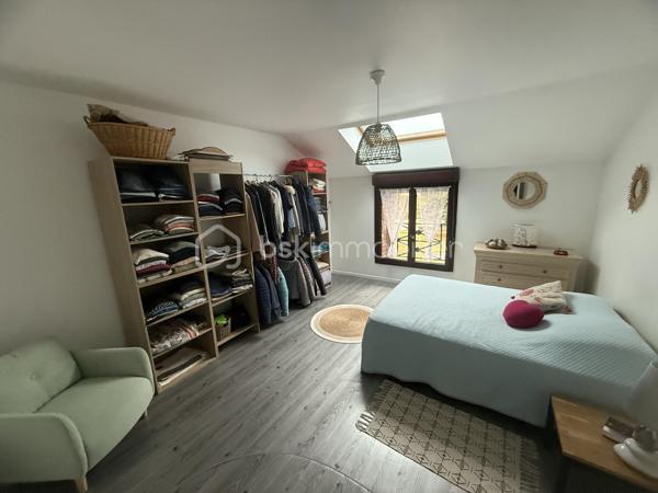 🏡

Lot de 2 maisons – Fort potentiel locatif – Tournavaux (Ardennes)

Situé à Tournavaux (08800), charmant village très recherché des Ardennes, ce bien rare à la vente offre un cadre de vie exceptionnel au cœur de la vallée de la Semoy, dans un environnement calme et verdoyant.  
✨

Le bien

Ensemble immobilier composé de 2 maisons :

Maison principale
✔ Aucun travaux à prévoir
✔ Chauffage au gaz
✔ Bon état général
Seconde maison
✔ Travaux de rafraîchissement à prévoir
✔ Idéale pour projet locatif ou maison d’amis
📊

Caractéristiques générales

Ensemble idéal pour investissement locatif
Possibilité de double habitation (résidence + location)
Secteur très prisé et confidentiel (marché local actif, ventes souvent en off-market)
Faibles charges
Bon classement énergétique (D / C)


💡

Les + du bien

✔ Village très recherché où les biens sont rares
✔ Environnement nature, calme et touristique
✔ Fort potentiel de rentabilité (location longue durée ou saisonnière)
✔ Bien atypique avec double opportunité (habitation + revenus)

👉 À noter : dans ce secteur, la majorité des logements sont des maisons et le marché reste limité, ce qui renforce l’attractivité du bien.  



📍

Localisation

Tournavaux est un petit village des Ardennes, apprécié pour son cadre naturel, sa tranquillité et sa proximité avec Charleville-Mézières (~12 km).  

💬

Conclusion

Un bien rare sur le secteur, idéal pour :

Investisseur
Résidence principale avec revenu complémentaire
Projet familial
