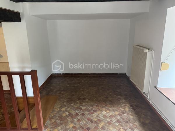 🏡

Lot de 2 maisons – Fort potentiel locatif – Tournavaux (Ardennes)

Situé à Tournavaux (08800), charmant village très recherché des Ardennes, ce bien rare à la vente offre un cadre de vie exceptionnel au cœur de la vallée de la Semoy, dans un environnement calme et verdoyant.  
✨

Le bien

Ensemble immobilier composé de 2 maisons :

Maison principale
✔ Aucun travaux à prévoir
✔ Chauffage au gaz
✔ Bon état général
Seconde maison
✔ Travaux de rafraîchissement à prévoir
✔ Idéale pour projet locatif ou maison d’amis
📊

Caractéristiques générales

Ensemble idéal pour investissement locatif
Possibilité de double habitation (résidence + location)
Secteur très prisé et confidentiel (marché local actif, ventes souvent en off-market)
Faibles charges
Bon classement énergétique (D / C)


💡

Les + du bien

✔ Village très recherché où les biens sont rares
✔ Environnement nature, calme et touristique
✔ Fort potentiel de rentabilité (location longue durée ou saisonnière)
✔ Bien atypique avec double opportunité (habitation + revenus)

👉 À noter : dans ce secteur, la majorité des logements sont des maisons et le marché reste limité, ce qui renforce l’attractivité du bien.  



📍

Localisation

Tournavaux est un petit village des Ardennes, apprécié pour son cadre naturel, sa tranquillité et sa proximité avec Charleville-Mézières (~12 km).  

💬

Conclusion

Un bien rare sur le secteur, idéal pour :

Investisseur
Résidence principale avec revenu complémentaire
Projet familial