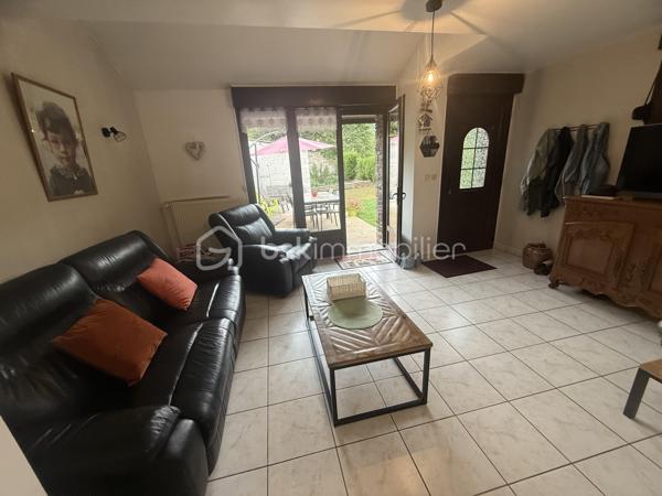 🏡

Lot de 2 maisons – Fort potentiel locatif – Tournavaux (Ardennes)

Situé à Tournavaux (08800), charmant village très recherché des Ardennes, ce bien rare à la vente offre un cadre de vie exceptionnel au cœur de la vallée de la Semoy, dans un environnement calme et verdoyant.  
✨

Le bien

Ensemble immobilier composé de 2 maisons :

Maison principale
✔ Aucun travaux à prévoir
✔ Chauffage au gaz
✔ Bon état général
Seconde maison
✔ Travaux de rafraîchissement à prévoir
✔ Idéale pour projet locatif ou maison d’amis
📊

Caractéristiques générales

Ensemble idéal pour investissement locatif
Possibilité de double habitation (résidence + location)
Secteur très prisé et confidentiel (marché local actif, ventes souvent en off-market)
Faibles charges
Bon classement énergétique (D / C)


💡

Les + du bien

✔ Village très recherché où les biens sont rares
✔ Environnement nature, calme et touristique
✔ Fort potentiel de rentabilité (location longue durée ou saisonnière)
✔ Bien atypique avec double opportunité (habitation + revenus)

👉 À noter : dans ce secteur, la majorité des logements sont des maisons et le marché reste limité, ce qui renforce l’attractivité du bien.  



📍

Localisation

Tournavaux est un petit village des Ardennes, apprécié pour son cadre naturel, sa tranquillité et sa proximité avec Charleville-Mézières (~12 km).  

💬

Conclusion

Un bien rare sur le secteur, idéal pour :

Investisseur
Résidence principale avec revenu complémentaire
Projet familial