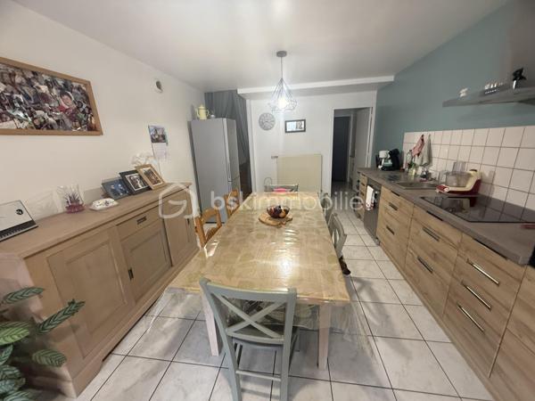 🏡

Lot de 2 maisons – Fort potentiel locatif – Tournavaux (Ardennes)

Situé à Tournavaux (08800), charmant village très recherché des Ardennes, ce bien rare à la vente offre un cadre de vie exceptionnel au cœur de la vallée de la Semoy, dans un environnement calme et verdoyant.  
✨

Le bien

Ensemble immobilier composé de 2 maisons :

Maison principale
✔ Aucun travaux à prévoir
✔ Chauffage au gaz
✔ Bon état général
Seconde maison
✔ Travaux de rafraîchissement à prévoir
✔ Idéale pour projet locatif ou maison d’amis
📊

Caractéristiques générales

Ensemble idéal pour investissement locatif
Possibilité de double habitation (résidence + location)
Secteur très prisé et confidentiel (marché local actif, ventes souvent en off-market)
Faibles charges
Bon classement énergétique (D / C)


💡

Les + du bien

✔ Village très recherché où les biens sont rares
✔ Environnement nature, calme et touristique
✔ Fort potentiel de rentabilité (location longue durée ou saisonnière)
✔ Bien atypique avec double opportunité (habitation + revenus)

👉 À noter : dans ce secteur, la majorité des logements sont des maisons et le marché reste limité, ce qui renforce l’attractivité du bien.  



📍

Localisation

Tournavaux est un petit village des Ardennes, apprécié pour son cadre naturel, sa tranquillité et sa proximité avec Charleville-Mézières (~12 km).  

💬

Conclusion

Un bien rare sur le secteur, idéal pour :

Investisseur
Résidence principale avec revenu complémentaire
Projet familial