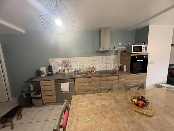 🏡

Lot de 2 maisons – Fort potentiel locatif – Tournavaux (Ardennes)

Situé à Tournavaux (08800), charmant village très recherché des Ardennes, ce bien rare à la vente offre un cadre de vie exceptionnel au cœur de la vallée de la Semoy, dans un environnement calme et verdoyant.  
✨

Le bien

Ensemble immobilier composé de 2 maisons :

Maison principale
✔ Aucun travaux à prévoir
✔ Chauffage au gaz
✔ Bon état général
Seconde maison
✔ Travaux de rafraîchissement à prévoir
✔ Idéale pour projet locatif ou maison d’amis
📊

Caractéristiques générales

Ensemble idéal pour investissement locatif
Possibilité de double habitation (résidence + location)
Secteur très prisé et confidentiel (marché local actif, ventes souvent en off-market)
Faibles charges
Bon classement énergétique (D / C)


💡

Les + du bien

✔ Village très recherché où les biens sont rares
✔ Environnement nature, calme et touristique
✔ Fort potentiel de rentabilité (location longue durée ou saisonnière)
✔ Bien atypique avec double opportunité (habitation + revenus)

👉 À noter : dans ce secteur, la majorité des logements sont des maisons et le marché reste limité, ce qui renforce l’attractivité du bien.  



📍

Localisation

Tournavaux est un petit village des Ardennes, apprécié pour son cadre naturel, sa tranquillité et sa proximité avec Charleville-Mézières (~12 km).  

💬

Conclusion

Un bien rare sur le secteur, idéal pour :

Investisseur
Résidence principale avec revenu complémentaire
Projet familial