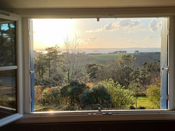 Plougasnou (29630) Plougasnou Le Diben, maison 1974 rénovée, sur 1000 m2 de terrain, jolie vue sur la Baie de Morlaix.