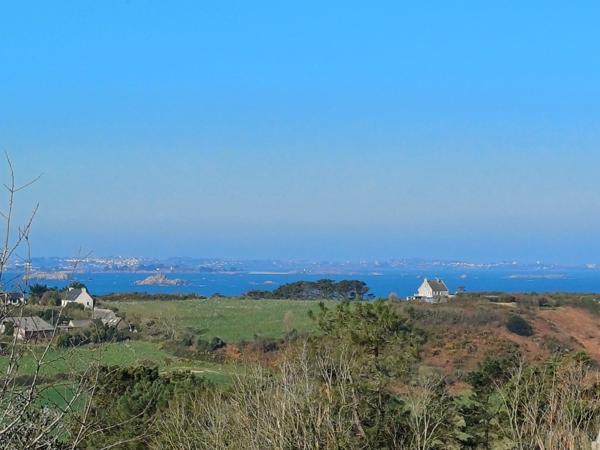 Plougasnou (29630) Plougasnou Le Diben, maison 1974 rénovée, sur 1000 m2 de terrain, jolie vue sur la Baie de Morlaix.