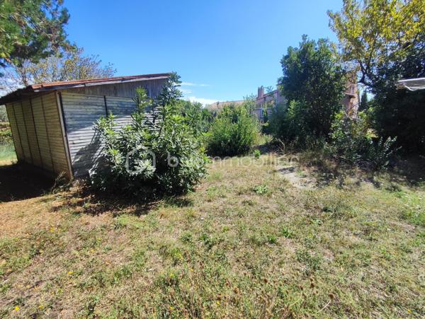 À vendre sur la commune de Montbazin, charmant village idéalement situé entre Montpellier et Sète, découvrez ce magnifique terrain constructible de 500 m² environ, situé dans un environnement calme et résidentiel.

Plat, arboré et entièrement clos, ce terrain viabilisé vous séduira par son cadre agréable et sa situation privilégiée, à proximité immédiate du centre du village, des écoles et des commerces.

Hors lotissement et libre constructeur, il vous offre la liberté de réaliser le projet de maison qui vous ressemble.
Emprise au sol maximale autorisée : 40 %, permettant de belles possibilités de construction.

Un bien rare sur le secteur, idéal pour concrétiser votre projet de vie dans un cadre recherché entre mer et ville.Montbazin, village situé entre Montpellier et Sète, venez découvrir ce terrain constructible de 500 m², hors lotissement, libre du constructeur. Il est viabilisé. Clos et arboré,