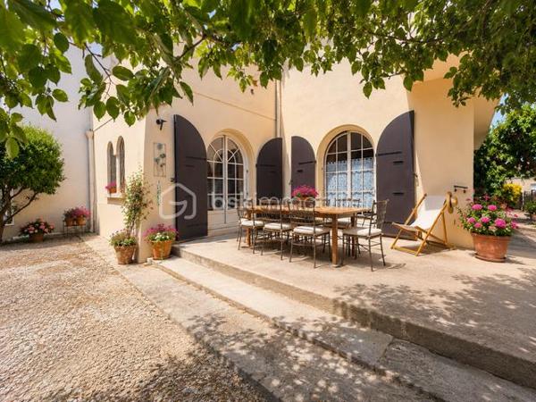 🏡Cette agréable maison 3 faces séduira les familles en quête d'espace, de confort et de potentiel.
Avec plus de 168m2 de surface total, elle offre de beaux volumes,4 grandes chambres et des extérieurs agréables pour profiter pleinement du quotidien.
👉Dés l'entrée, vous découvrirez une vaste pièce de vie lumineuse ainsi qu'une cuisine indépendante, toutes deux ouvertes sur l'extérieur et sa terrasse.
Une grande entrée ainsi qu'un large palier à l'étage renforce la sensation d'espace.
🪜Côté nuit, vous profiterez de 4 chambres particulièrement spacieuses équipées de placards et de balcons. L'une d'elles bénéficie même d'une terrasse privative, idéale pour profiter d'un extérieur en toute intimité.
👉Pensée pour la vie de famille, la maison dispose également d'un garage et d'une buanderie pour un rangement particulièrement appréciable au quotidien.
🌿A l'extérieur, le jardin arboré constitue un véritable havre de détente pour profiter des beaux jours en famille.
Bien entretenue au fil des années, cette maison nécessitera quelques travaux de rafraîchissement pour révéler tout son potentiel et s'adapter à vos envies!
✨UNE BELLE OPPORTINUTE POUR CREER LA MAISON FAMILIALE DONT VOUS REVEZ. A DECOUVRIR SANS TARDER.