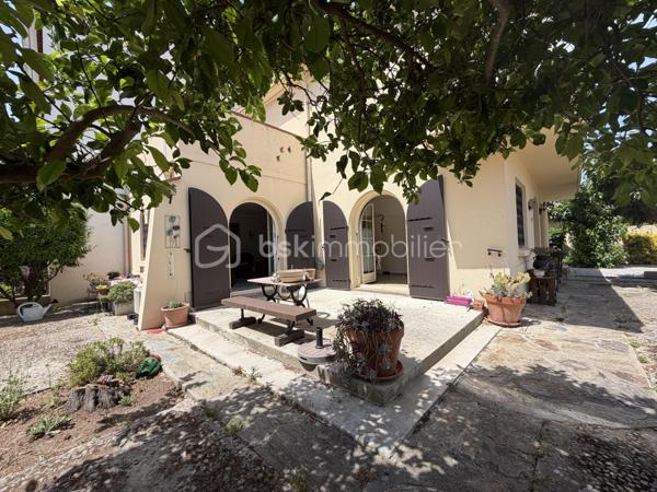 🏡Cette agréable maison 3 faces séduira les familles en quête d'espace, de confort et de potentiel.
Avec plus de 168m2 de surface total, elle offre de beaux volumes,4 grandes chambres et des extérieurs agréables pour profiter pleinement du quotidien.
👉Dés l'entrée, vous découvrirez une vaste pièce de vie lumineuse ainsi qu'une cuisine indépendante, toutes deux ouvertes sur l'extérieur et sa terrasse.
Une grande entrée ainsi qu'un large palier à l'étage renforce la sensation d'espace.
🪜Côté nuit, vous profiterez de 4 chambres particulièrement spacieuses équipées de placards et de balcons. L'une d'elles bénéficie même d'une terrasse privative, idéale pour profiter d'un extérieur en toute intimité.
👉Pensée pour la vie de famille, la maison dispose également d'un garage et d'une buanderie pour un rangement particulièrement appréciable au quotidien.
🌿A l'extérieur, le jardin arboré constitue un véritable havre de détente pour profiter des beaux jours en famille.
Bien entretenue au fil des années, cette maison nécessitera quelques travaux de rafraîchissement pour révéler tout son potentiel et s'adapter à vos envies!
✨UNE BELLE OPPORTINUTE POUR CREER LA MAISON FAMILIALE DONT VOUS REVEZ. A DECOUVRIR SANS TARDER.