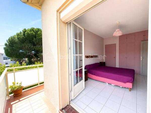 🏡Cette agréable maison 3 faces séduira les familles en quête d'espace, de confort et de potentiel.
Avec plus de 168m2 de surface total, elle offre de beaux volumes,4 grandes chambres et des extérieurs agréables pour profiter pleinement du quotidien.
👉Dés l'entrée, vous découvrirez une vaste pièce de vie lumineuse ainsi qu'une cuisine indépendante, toutes deux ouvertes sur l'extérieur et sa terrasse.
Une grande entrée ainsi qu'un large palier à l'étage renforce la sensation d'espace.
🪜Côté nuit, vous profiterez de 4 chambres particulièrement spacieuses équipées de placards et de balcons. L'une d'elles bénéficie même d'une terrasse privative, idéale pour profiter d'un extérieur en toute intimité.
👉Pensée pour la vie de famille, la maison dispose également d'un garage et d'une buanderie pour un rangement particulièrement appréciable au quotidien.
🌿A l'extérieur, le jardin arboré constitue un véritable havre de détente pour profiter des beaux jours en famille.
Bien entretenue au fil des années, cette maison nécessitera quelques travaux de rafraîchissement pour révéler tout son potentiel et s'adapter à vos envies!
✨UNE BELLE OPPORTINUTE POUR CREER LA MAISON FAMILIALE DONT VOUS REVEZ. A DECOUVRIR SANS TARDER.