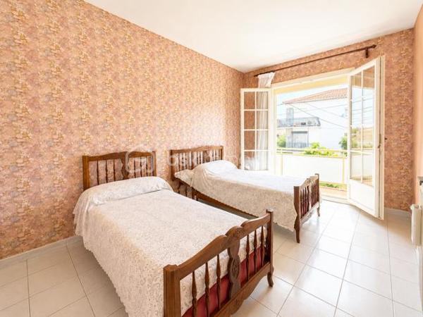 🏡Cette agréable maison 3 faces séduira les familles en quête d'espace, de confort et de potentiel.
Avec plus de 168m2 de surface total, elle offre de beaux volumes,4 grandes chambres et des extérieurs agréables pour profiter pleinement du quotidien.
👉Dés l'entrée, vous découvrirez une vaste pièce de vie lumineuse ainsi qu'une cuisine indépendante, toutes deux ouvertes sur l'extérieur et sa terrasse.
Une grande entrée ainsi qu'un large palier à l'étage renforce la sensation d'espace.
🪜Côté nuit, vous profiterez de 4 chambres particulièrement spacieuses équipées de placards et de balcons. L'une d'elles bénéficie même d'une terrasse privative, idéale pour profiter d'un extérieur en toute intimité.
👉Pensée pour la vie de famille, la maison dispose également d'un garage et d'une buanderie pour un rangement particulièrement appréciable au quotidien.
🌿A l'extérieur, le jardin arboré constitue un véritable havre de détente pour profiter des beaux jours en famille.
Bien entretenue au fil des années, cette maison nécessitera quelques travaux de rafraîchissement pour révéler tout son potentiel et s'adapter à vos envies!
✨UNE BELLE OPPORTINUTE POUR CREER LA MAISON FAMILIALE DONT VOUS REVEZ. A DECOUVRIR SANS TARDER.