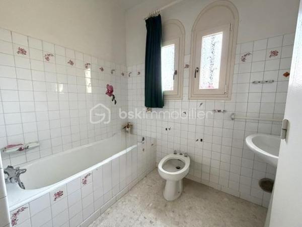 🏡Cette agréable maison 3 faces séduira les familles en quête d'espace, de confort et de potentiel.
Avec plus de 168m2 de surface total, elle offre de beaux volumes,4 grandes chambres et des extérieurs agréables pour profiter pleinement du quotidien.
👉Dés l'entrée, vous découvrirez une vaste pièce de vie lumineuse ainsi qu'une cuisine indépendante, toutes deux ouvertes sur l'extérieur et sa terrasse.
Une grande entrée ainsi qu'un large palier à l'étage renforce la sensation d'espace.
🪜Côté nuit, vous profiterez de 4 chambres particulièrement spacieuses équipées de placards et de balcons. L'une d'elles bénéficie même d'une terrasse privative, idéale pour profiter d'un extérieur en toute intimité.
👉Pensée pour la vie de famille, la maison dispose également d'un garage et d'une buanderie pour un rangement particulièrement appréciable au quotidien.
🌿A l'extérieur, le jardin arboré constitue un véritable havre de détente pour profiter des beaux jours en famille.
Bien entretenue au fil des années, cette maison nécessitera quelques travaux de rafraîchissement pour révéler tout son potentiel et s'adapter à vos envies!
✨UNE BELLE OPPORTINUTE POUR CREER LA MAISON FAMILIALE DONT VOUS REVEZ. A DECOUVRIR SANS TARDER.