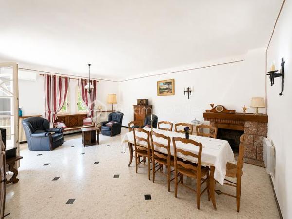 🏡Cette agréable maison 3 faces séduira les familles en quête d'espace, de confort et de potentiel.
Avec plus de 168m2 de surface total, elle offre de beaux volumes,4 grandes chambres et des extérieurs agréables pour profiter pleinement du quotidien.
👉Dés l'entrée, vous découvrirez une vaste pièce de vie lumineuse ainsi qu'une cuisine indépendante, toutes deux ouvertes sur l'extérieur et sa terrasse.
Une grande entrée ainsi qu'un large palier à l'étage renforce la sensation d'espace.
🪜Côté nuit, vous profiterez de 4 chambres particulièrement spacieuses équipées de placards et de balcons. L'une d'elles bénéficie même d'une terrasse privative, idéale pour profiter d'un extérieur en toute intimité.
👉Pensée pour la vie de famille, la maison dispose également d'un garage et d'une buanderie pour un rangement particulièrement appréciable au quotidien.
🌿A l'extérieur, le jardin arboré constitue un véritable havre de détente pour profiter des beaux jours en famille.
Bien entretenue au fil des années, cette maison nécessitera quelques travaux de rafraîchissement pour révéler tout son potentiel et s'adapter à vos envies!
✨UNE BELLE OPPORTINUTE POUR CREER LA MAISON FAMILIALE DONT VOUS REVEZ. A DECOUVRIR SANS TARDER.