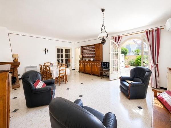 🏡Cette agréable maison 3 faces séduira les familles en quête d'espace, de confort et de potentiel.
Avec plus de 168m2 de surface total, elle offre de beaux volumes,4 grandes chambres et des extérieurs agréables pour profiter pleinement du quotidien.
👉Dés l'entrée, vous découvrirez une vaste pièce de vie lumineuse ainsi qu'une cuisine indépendante, toutes deux ouvertes sur l'extérieur et sa terrasse.
Une grande entrée ainsi qu'un large palier à l'étage renforce la sensation d'espace.
🪜Côté nuit, vous profiterez de 4 chambres particulièrement spacieuses équipées de placards et de balcons. L'une d'elles bénéficie même d'une terrasse privative, idéale pour profiter d'un extérieur en toute intimité.
👉Pensée pour la vie de famille, la maison dispose également d'un garage et d'une buanderie pour un rangement particulièrement appréciable au quotidien.
🌿A l'extérieur, le jardin arboré constitue un véritable havre de détente pour profiter des beaux jours en famille.
Bien entretenue au fil des années, cette maison nécessitera quelques travaux de rafraîchissement pour révéler tout son potentiel et s'adapter à vos envies!
✨UNE BELLE OPPORTINUTE POUR CREER LA MAISON FAMILIALE DONT VOUS REVEZ. A DECOUVRIR SANS TARDER.