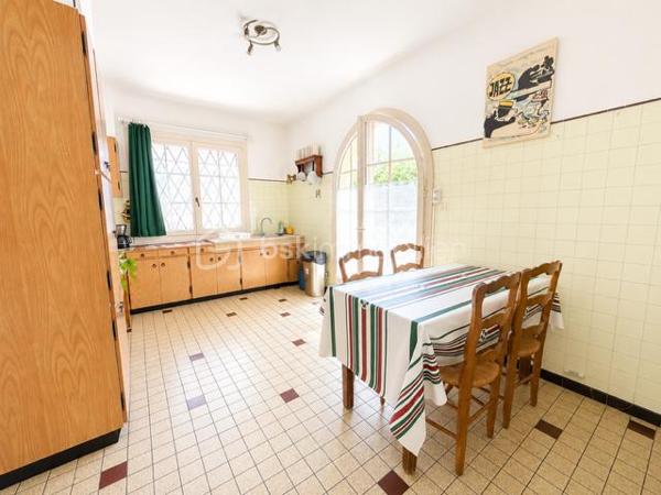 🏡Cette agréable maison 3 faces séduira les familles en quête d'espace, de confort et de potentiel.
Avec plus de 168m2 de surface total, elle offre de beaux volumes,4 grandes chambres et des extérieurs agréables pour profiter pleinement du quotidien.
👉Dés l'entrée, vous découvrirez une vaste pièce de vie lumineuse ainsi qu'une cuisine indépendante, toutes deux ouvertes sur l'extérieur et sa terrasse.
Une grande entrée ainsi qu'un large palier à l'étage renforce la sensation d'espace.
🪜Côté nuit, vous profiterez de 4 chambres particulièrement spacieuses équipées de placards et de balcons. L'une d'elles bénéficie même d'une terrasse privative, idéale pour profiter d'un extérieur en toute intimité.
👉Pensée pour la vie de famille, la maison dispose également d'un garage et d'une buanderie pour un rangement particulièrement appréciable au quotidien.
🌿A l'extérieur, le jardin arboré constitue un véritable havre de détente pour profiter des beaux jours en famille.
Bien entretenue au fil des années, cette maison nécessitera quelques travaux de rafraîchissement pour révéler tout son potentiel et s'adapter à vos envies!
✨UNE BELLE OPPORTINUTE POUR CREER LA MAISON FAMILIALE DONT VOUS REVEZ. A DECOUVRIR SANS TARDER.
