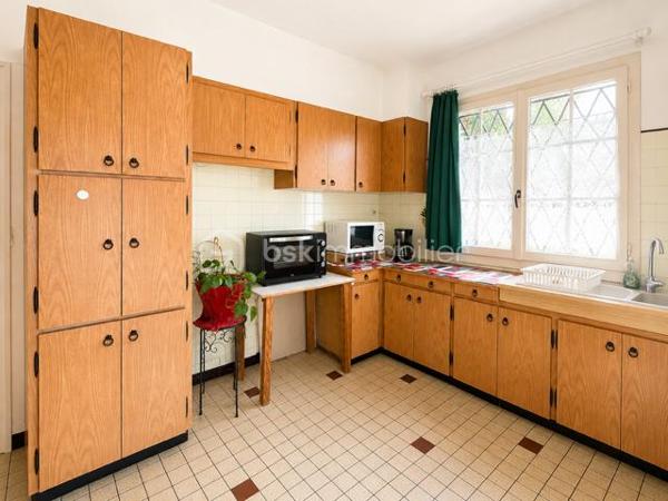🏡Cette agréable maison 3 faces séduira les familles en quête d'espace, de confort et de potentiel.
Avec plus de 168m2 de surface total, elle offre de beaux volumes,4 grandes chambres et des extérieurs agréables pour profiter pleinement du quotidien.
👉Dés l'entrée, vous découvrirez une vaste pièce de vie lumineuse ainsi qu'une cuisine indépendante, toutes deux ouvertes sur l'extérieur et sa terrasse.
Une grande entrée ainsi qu'un large palier à l'étage renforce la sensation d'espace.
🪜Côté nuit, vous profiterez de 4 chambres particulièrement spacieuses équipées de placards et de balcons. L'une d'elles bénéficie même d'une terrasse privative, idéale pour profiter d'un extérieur en toute intimité.
👉Pensée pour la vie de famille, la maison dispose également d'un garage et d'une buanderie pour un rangement particulièrement appréciable au quotidien.
🌿A l'extérieur, le jardin arboré constitue un véritable havre de détente pour profiter des beaux jours en famille.
Bien entretenue au fil des années, cette maison nécessitera quelques travaux de rafraîchissement pour révéler tout son potentiel et s'adapter à vos envies!
✨UNE BELLE OPPORTINUTE POUR CREER LA MAISON FAMILIALE DONT VOUS REVEZ. A DECOUVRIR SANS TARDER.