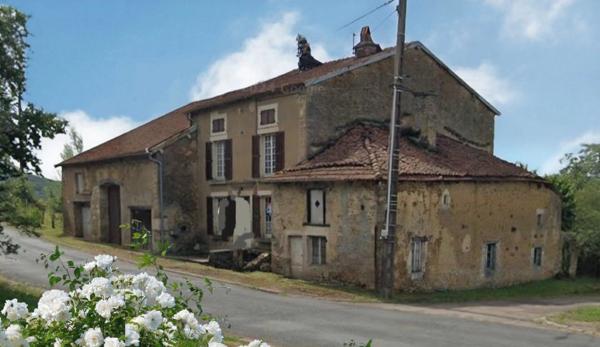MAISON à vendre 5 pièces secteur BOURMONT (52) ENSEMBLE IMMOBILIER à réhabiliter complètement / 2000 m2 de TERRAIN