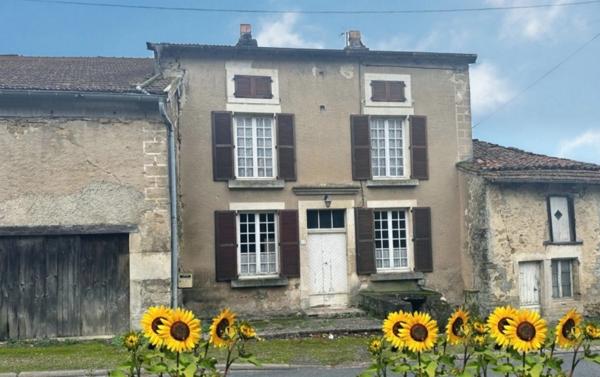 MAISON à vendre 5 pièces secteur BOURMONT (52) ENSEMBLE IMMOBILIER à réhabiliter complètement / 2000 m2 de TERRAIN