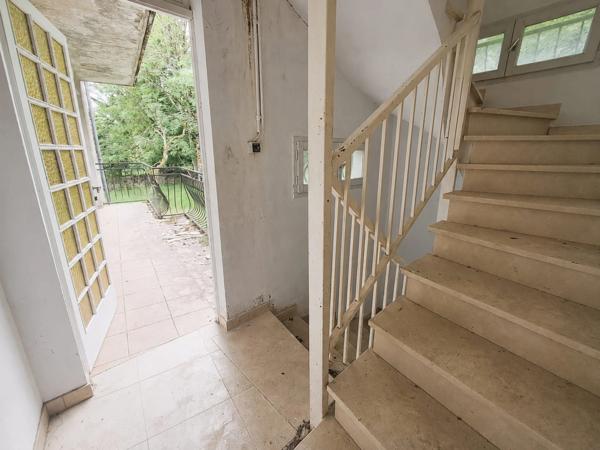 Maison de caractère avec deux appartements indépendants, garages et grand jardin
