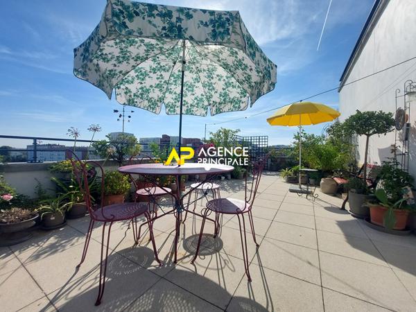 Appartement Dernier étage 4 pièces 2 chambres avec immense terrasse de 66m2 339 000 € **  - Référence  4530