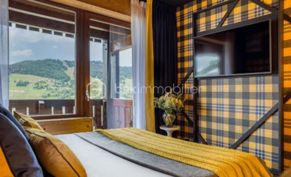 Dans la splendide résidence hôtelière 4* MAMIE MEGEVE, située dans le village de MEGEVE avec accès aux pistes du domaine du MONT BLANC, investissez dans ce T1cabine meublé d'environ 24m2 avec balcon de plus de 5m2, situé en 2ème étage, avec emplacement de parking privatif. Sous couvert d'un contrat de bail commercial, vous disposerez d'un loyer annuel garanti de 5.121€ par an, de deux semaines d'occupations par an (1 en haute saison et 1 en basse saison), avec également possibilité de perception d'une part de loyer variable en fonction du chiffre d'affaire généré par l'exploitant. 
Vous souhaitez vous construire un patrimoine de grande qualité sécurisé et/ou créer un complément de revenu retraite garanti, alors ce bien est parfait pour vous. Statut LMNP avec amortissement possible. Photos d'un bien type. A NE PAS LAISSER PASSER !!!
