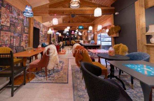 Dans la splendide résidence hôtelière 4* MAMIE MEGEVE, située dans le village de MEGEVE avec accès aux pistes du domaine du MONT BLANC, investissez dans ce T1cabine meublé d'environ 24m2 avec balcon de plus de 5m2, situé en 2ème étage, avec emplacement de parking privatif. Sous couvert d'un contrat de bail commercial, vous disposerez d'un loyer annuel garanti de 5.121€ par an, de deux semaines d'occupations par an (1 en haute saison et 1 en basse saison), avec également possibilité de perception d'une part de loyer variable en fonction du chiffre d'affaire généré par l'exploitant. 
Vous souhaitez vous construire un patrimoine de grande qualité sécurisé et/ou créer un complément de revenu retraite garanti, alors ce bien est parfait pour vous. Statut LMNP avec amortissement possible. Photos d'un bien type. A NE PAS LAISSER PASSER !!!