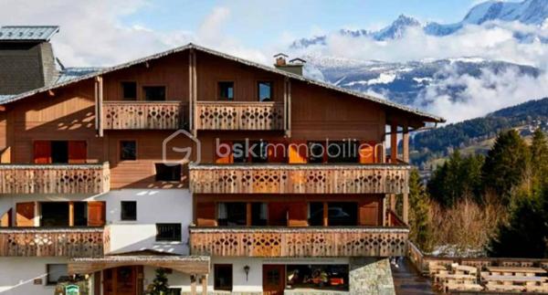 Dans la splendide résidence hôtelière 4* MAMIE MEGEVE, située dans le village de MEGEVE avec accès aux pistes du domaine du MONT BLANC, investissez dans ce T1cabine meublé d'environ 24m2 avec balcon de plus de 5m2, situé en 2ème étage, avec emplacement de parking privatif. Sous couvert d'un contrat de bail commercial, vous disposerez d'un loyer annuel garanti de 5.121€ par an, de deux semaines d'occupations par an (1 en haute saison et 1 en basse saison), avec également possibilité de perception d'une part de loyer variable en fonction du chiffre d'affaire généré par l'exploitant. 
Vous souhaitez vous construire un patrimoine de grande qualité sécurisé et/ou créer un complément de revenu retraite garanti, alors ce bien est parfait pour vous. Statut LMNP avec amortissement possible. Photos d'un bien type. A NE PAS LAISSER PASSER !!!
