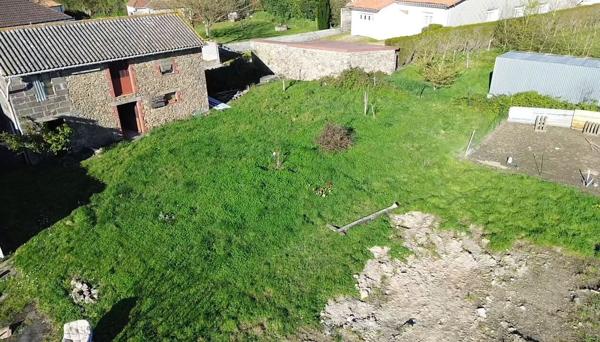 Terrain constructible avec dépendance en pierre