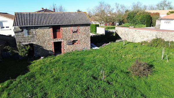 Terrain constructible avec dépendance en pierre