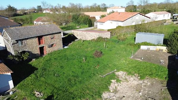 Terrain constructible avec dépendance en pierre