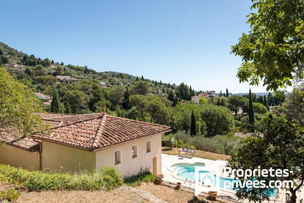 Villa de plain-pied avec grand garage au calme et vue dégagée