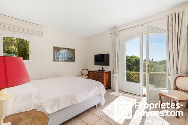 Villa de plain-pied avec grand garage au calme et vue dégagée