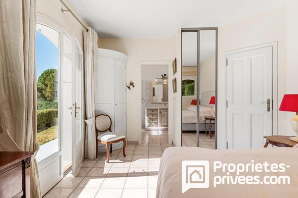 Villa de plain-pied avec grand garage au calme et vue dégagée