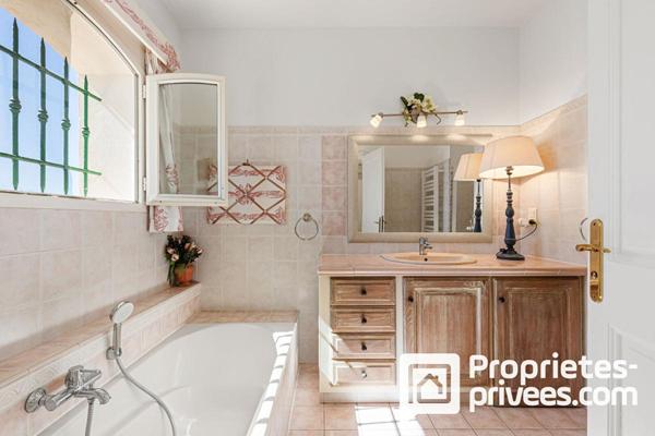 Villa de plain-pied avec grand garage au calme et vue dégagée