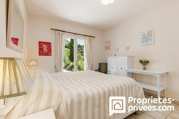 Villa de plain-pied avec grand garage au calme et vue dégagée