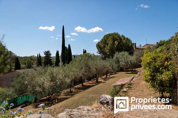 Villa de plain-pied avec grand garage au calme et vue dégagée