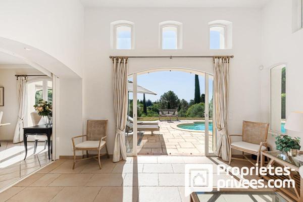 Villa de plain-pied avec grand garage au calme et vue dégagée