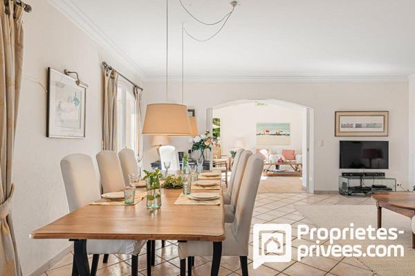 Villa de plain-pied avec grand garage au calme et vue dégagée