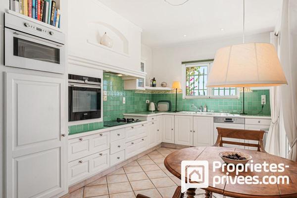 Villa de plain-pied avec grand garage au calme et vue dégagée