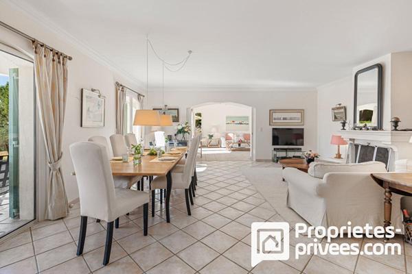 Villa de plain-pied avec grand garage au calme et vue dégagée