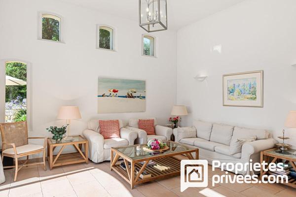 Villa de plain-pied avec grand garage au calme et vue dégagée