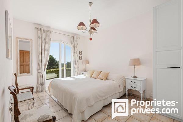 Villa de plain-pied avec grand garage au calme et vue dégagée