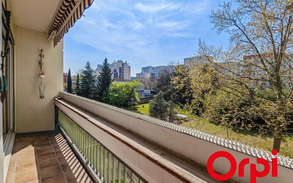 Appartement à vendre    5 pièces • 102,79 m2 Lyon 8