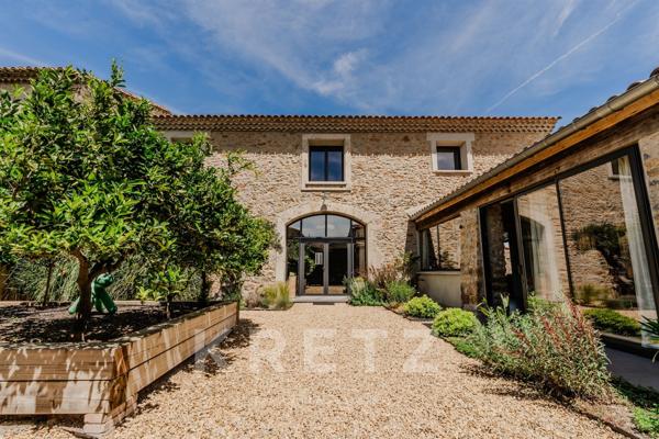Propriété de luxe rénovée dans le Sud de la France avec jardin paysager et prestations premium