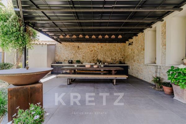 Propriété de luxe rénovée dans le Sud de la France avec jardin paysager et prestations premium