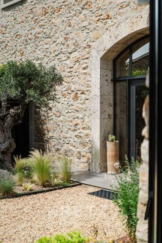 Propriété de luxe rénovée dans le Sud de la France avec jardin paysager et prestations premium