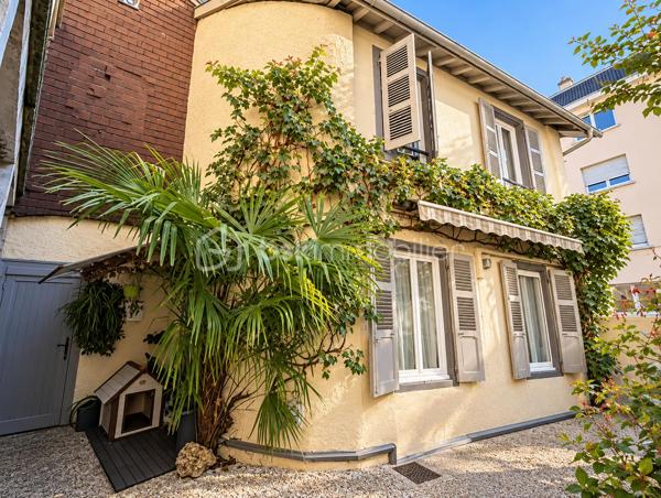 PAU CENTRE – MAISON DE VILLE ESPRIT LOFT – COUR PRIVATIVE

À découvrir au cœur de Pau, au sein d’une petite copropriété, cette charmante maison de ville en parfait état, qui séduit par son esprit loft, ses aménagements soignés et son agréable extérieur.

Dès l’entrée, vous serez séduit par une pièce de vie de 32 m², conviviale et lumineuse, réunissant salon, cuisine, espace repas et coin bureau. Une cloison à mi-hauteur structure harmonieusement les différents espaces tout en préservant les volumes et la fluidité de l’ensemble.

La décoration affirme le caractère contemporain du lieu avec notamment un panneau mural aspect métal brut et une bibliothèque sur mesure avec éclairage LED intégré.

Un bel escalier, véritable élément architectural, conduit à l’étage où vous découvrirez deux chambres confortables, dont une avec dressing attenant, ainsi qu’une salle d’eau.

À l’extérieur, la cour privative de 33 m² constitue un véritable atout : idéale en terrasse pour profiter des beaux jours, elle permet également de stationner un véhicule.

Un cellier/buanderie, un abri pour vélos ou moto ainsi que la climatisation viennent compléter les prestations de ce bien aussi esthétique que fonctionnel.

Un bien rare et atypique sur le marché palois, idéal pour ceux qui recherchent le charme d’une maison, un extérieur et un style résolument contemporain en cœur de ville.

Ce bien est en copropriété à faibles charges : 784.56 € par an soit 65,46 €.

À visiter sans tarder !