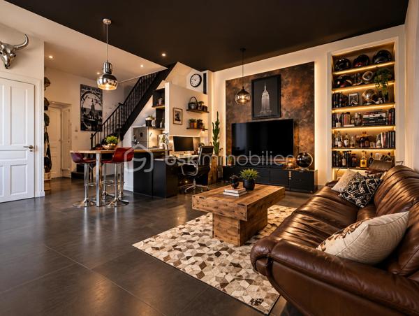 PAU CENTRE – MAISON DE VILLE ESPRIT LOFT – COUR PRIVATIVE

À découvrir au cœur de Pau, au sein d’une petite copropriété, cette charmante maison de ville en parfait état, qui séduit par son esprit loft, ses aménagements soignés et son agréable extérieur.

Dès l’entrée, vous serez séduit par une pièce de vie de 32 m², conviviale et lumineuse, réunissant salon, cuisine, espace repas et coin bureau. Une cloison à mi-hauteur structure harmonieusement les différents espaces tout en préservant les volumes et la fluidité de l’ensemble.

La décoration affirme le caractère contemporain du lieu avec notamment un panneau mural aspect métal brut et une bibliothèque sur mesure avec éclairage LED intégré.

Un bel escalier, véritable élément architectural, conduit à l’étage où vous découvrirez deux chambres confortables, dont une avec dressing attenant, ainsi qu’une salle d’eau.

À l’extérieur, la cour privative de 33 m² constitue un véritable atout : idéale en terrasse pour profiter des beaux jours, elle permet également de stationner un véhicule.

Un cellier/buanderie, un abri pour vélos ou moto ainsi que la climatisation viennent compléter les prestations de ce bien aussi esthétique que fonctionnel.

Un bien rare et atypique sur le marché palois, idéal pour ceux qui recherchent le charme d’une maison, un extérieur et un style résolument contemporain en cœur de ville.

Ce bien est en copropriété à faibles charges : 784.56 € par an soit 65,46 €.

À visiter sans tarder !