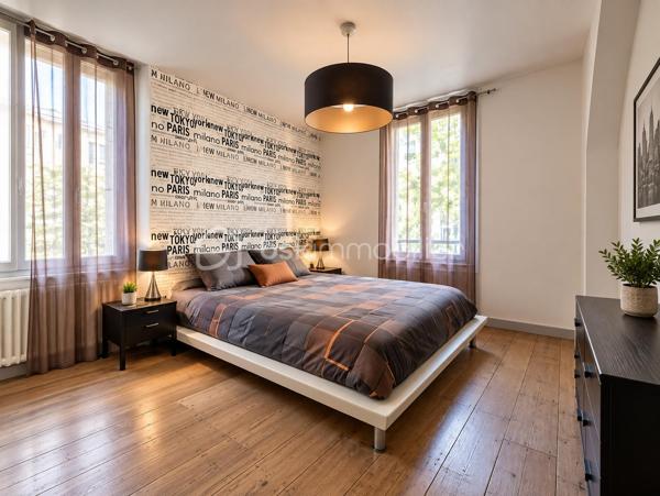PAU CENTRE – MAISON DE VILLE ESPRIT LOFT – COUR PRIVATIVE

À découvrir au cœur de Pau, au sein d’une petite copropriété, cette charmante maison de ville en parfait état, qui séduit par son esprit loft, ses aménagements soignés et son agréable extérieur.

Dès l’entrée, vous serez séduit par une pièce de vie de 32 m², conviviale et lumineuse, réunissant salon, cuisine, espace repas et coin bureau. Une cloison à mi-hauteur structure harmonieusement les différents espaces tout en préservant les volumes et la fluidité de l’ensemble.

La décoration affirme le caractère contemporain du lieu avec notamment un panneau mural aspect métal brut et une bibliothèque sur mesure avec éclairage LED intégré.

Un bel escalier, véritable élément architectural, conduit à l’étage où vous découvrirez deux chambres confortables, dont une avec dressing attenant, ainsi qu’une salle d’eau.

À l’extérieur, la cour privative de 33 m² constitue un véritable atout : idéale en terrasse pour profiter des beaux jours, elle permet également de stationner un véhicule.

Un cellier/buanderie, un abri pour vélos ou moto ainsi que la climatisation viennent compléter les prestations de ce bien aussi esthétique que fonctionnel.

Un bien rare et atypique sur le marché palois, idéal pour ceux qui recherchent le charme d’une maison, un extérieur et un style résolument contemporain en cœur de ville.

Ce bien est en copropriété à faibles charges : 784.56 € par an soit 65,46 €.

À visiter sans tarder !